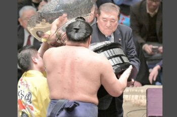 石破茂首相の“怪力”に場内どよめき